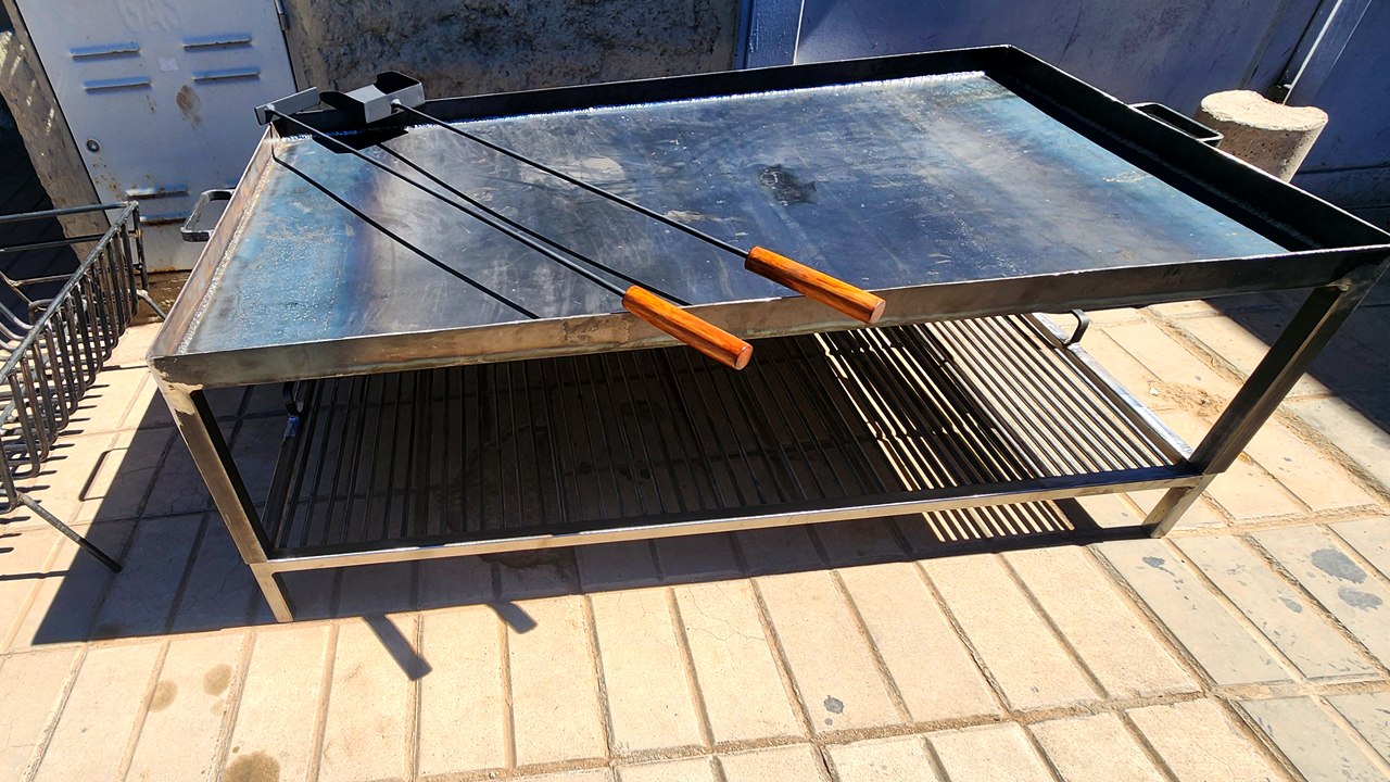 Parrilla de hierro flotante con plancha para dos fuegos